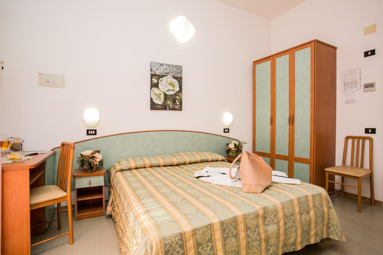 Hotel Pineta Беллария-Иджеа-Марина Экстерьер фото